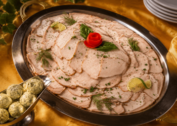 Fleischplatte mit Garnitur