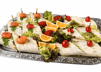 Eine Servierplatte mit gefüllten Wraps und Salatgarnitur
