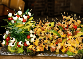 Buffet mit Obst und Gemüse/Fleischspieße