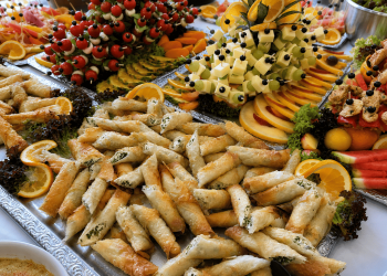 Buffet mit verschiedenen Leckereien