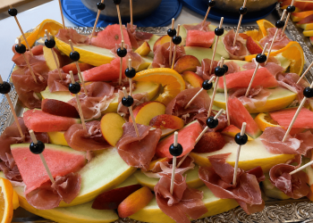 Melonen-Schinken-Schiffchen auf einer Platte