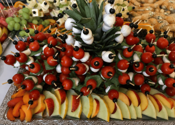 Platte mit Obst und Tomaten/Mozarella Spießen